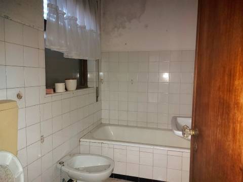 Moradia T4 para remodelar em São João da Madeira