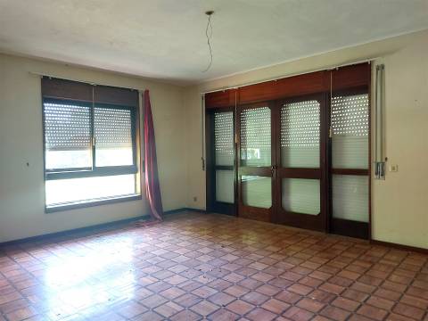 Moradia T4 para remodelar em São João da Madeira