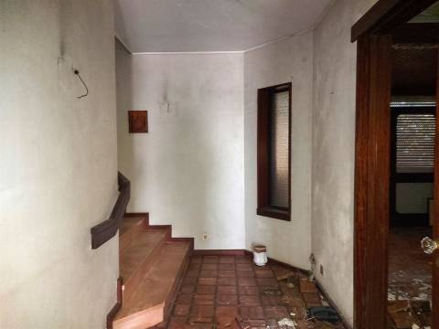 Moradia T4 para remodelar em São João da Madeira