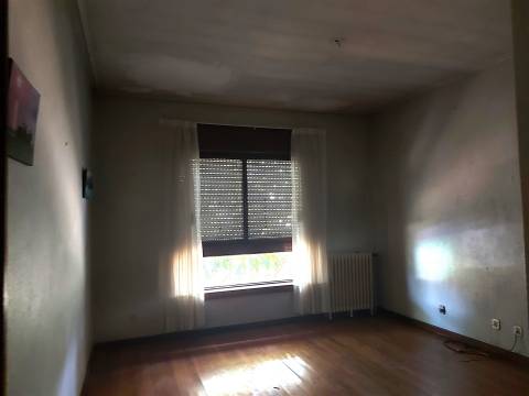 Moradia T4 para remodelar em São João da Madeira