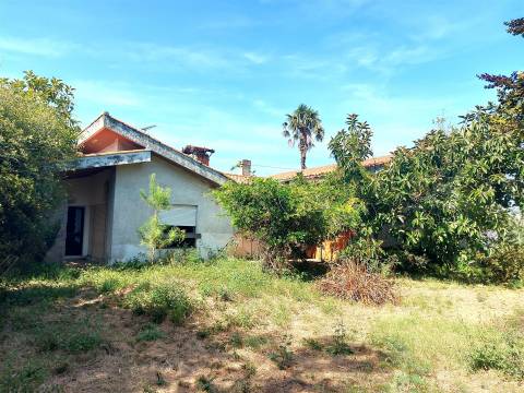 Moradia T4 para remodelar em São João da Madeira