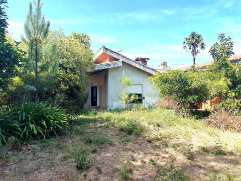 Moradia T4 para remodelar em São João da Madeira