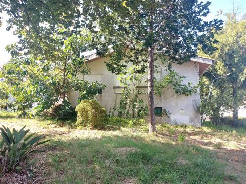 Moradia T4 para remodelar em São João da Madeira