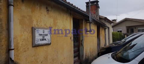 Moradia T2 para restaurar em Ul Oliveira de Azeméis