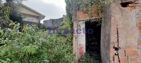 Moradia T2 para restaurar em Ul Oliveira de Azeméis