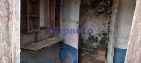 Moradia T2 para restaurar em Ul Oliveira de Azeméis