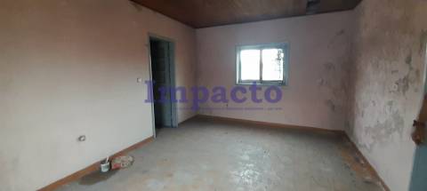 Moradia T2 para restaurar em Ul Oliveira de Azeméis