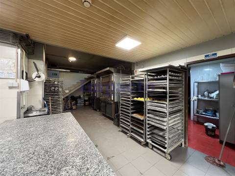 Trespasse de Pastelaria/Padaria e Snack Bar em São João da Madeira