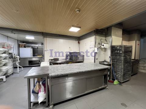 Trespasse de Pastelaria/Padaria e Snack Bar em São João da Madeira