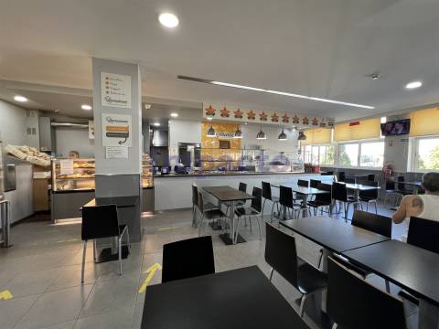 Trespasse de Pastelaria/Padaria e Snack Bar em São João da Madeira