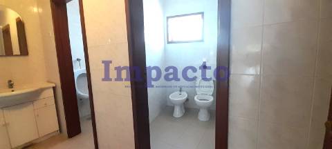 Armazém para arrendar em São João da Madeira