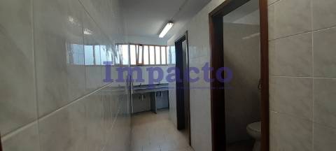 Armazém para arrendar em São João da Madeira