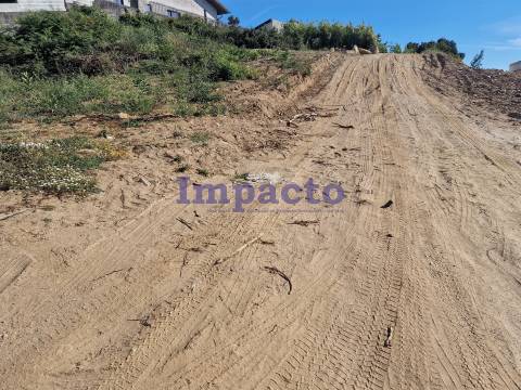 Terreno com viabilidade de construção em Escapães