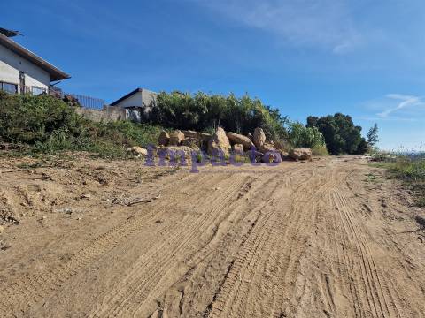 Terreno com viabilidade de construção em Escapães