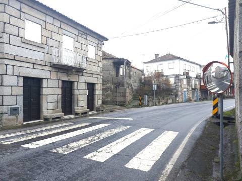 Moradia para reabilitar junto à Ponte do Abade em Sernancelhe