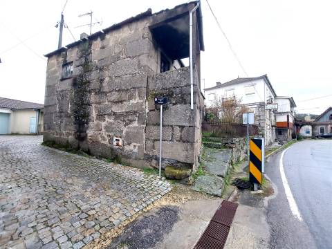 Moradia para reabilitar junto à Ponte do Abade em Sernancelhe