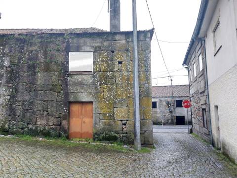 Moradia para reabilitar junto à Ponte do Abade em Sernancelhe