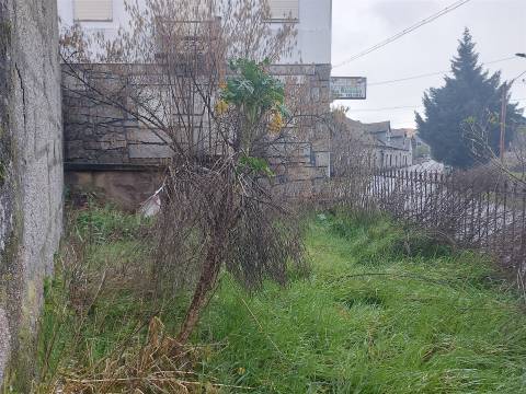 Moradia para reabilitar junto à Ponte do Abade em Sernancelhe