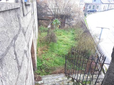 Moradia para reabilitar junto à Ponte do Abade em Sernancelhe