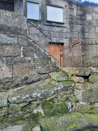 Moradia para reabilitar junto à Ponte do Abade em Sernancelhe