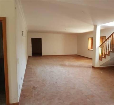 Moradia T5 restaurada em Ovar.