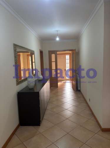 Moradia Isolada T6 em Santa Maria da Feira.