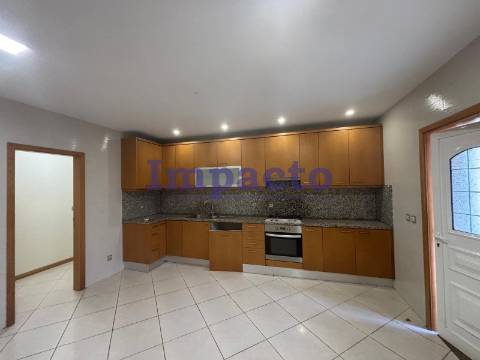 Moradia Isolada T6 em Santa Maria da Feira.