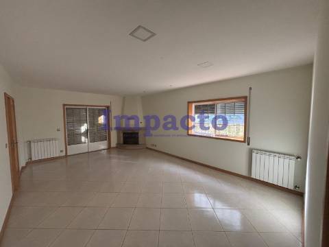 Moradia Isolada T6 em Santa Maria da Feira.