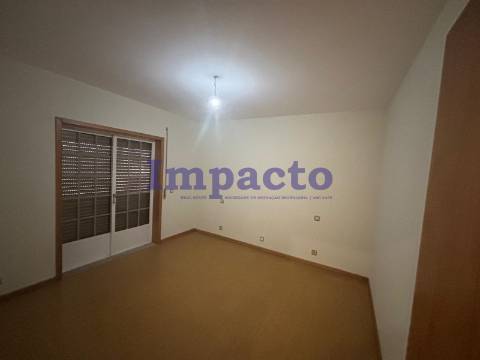 Moradia Isolada T6 em Santa Maria da Feira.