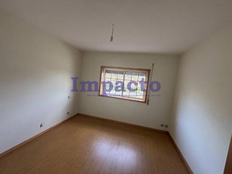 Moradia Isolada T6 em Santa Maria da Feira.