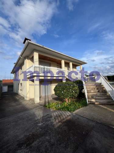 Moradia Isolada T6 em Santa Maria da Feira.