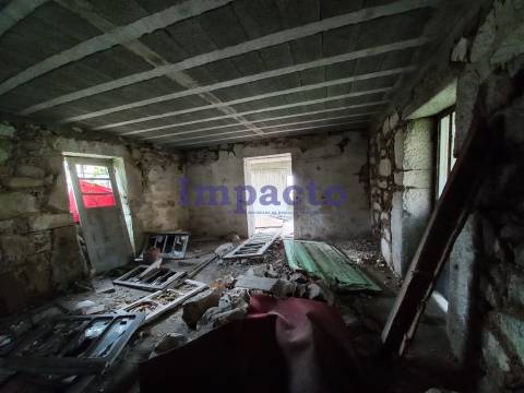 Moradia T3 para restaurar em Escariz Arouca