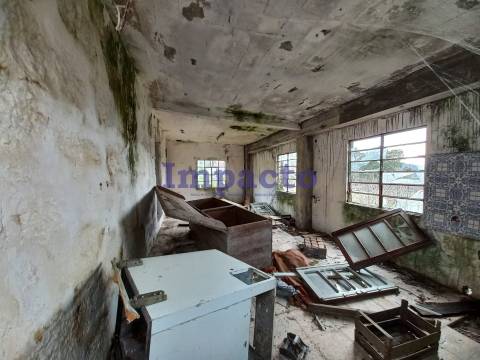 Moradia T3 para restaurar em Escariz Arouca