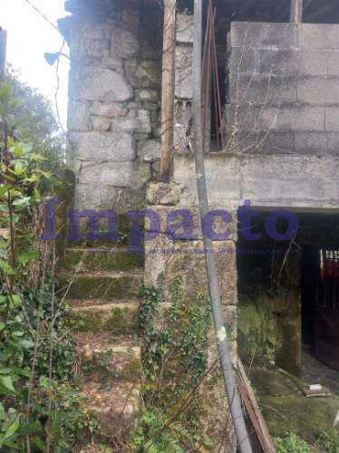 Moradia T3 para restaurar em Escariz Arouca