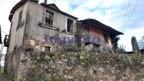 Ruína em Milheirós de Poiares, Santa Maria da Feira
