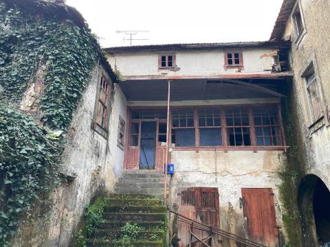 Ruína em Milheirós de Poiares, Santa Maria da Feira