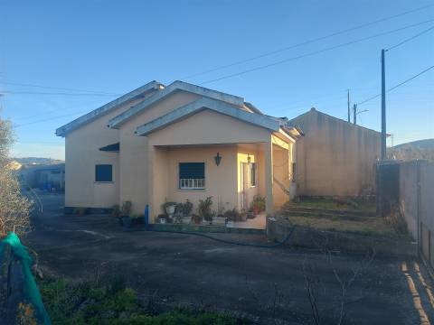 Venda Judicial de Moradia de rés-do-chão e 1.º andar com anexo e logradouro em Chão de Couce