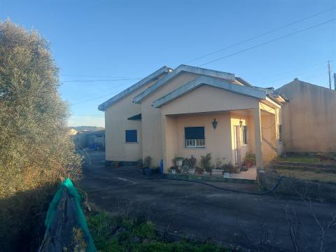 Venda Judicial de Moradia de rés-do-chão e 1.º andar com anexo e logradouro em Chão de Couce