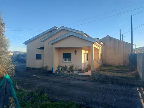 Venda Judicial de Moradia de rés-do-chão e 1.º andar com anexo e logradouro em Chão de Couce
