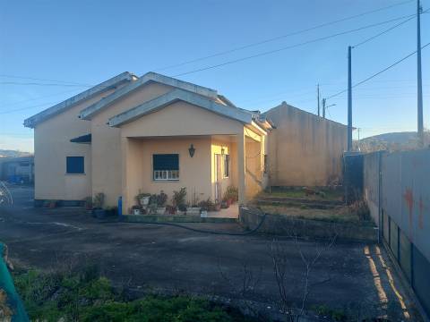 Venda Judicial de Moradia de rés-do-chão e 1.º andar com anexo e logradouro em Chão de Couce