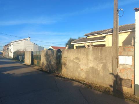 Venda Judicial de Moradia de rés-do-chão e 1.º andar com anexo e logradouro em Chão de Couce