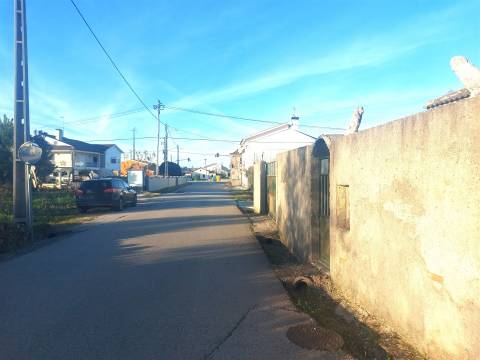 Venda Judicial de Moradia de rés-do-chão e 1.º andar com anexo e logradouro em Chão de Couce