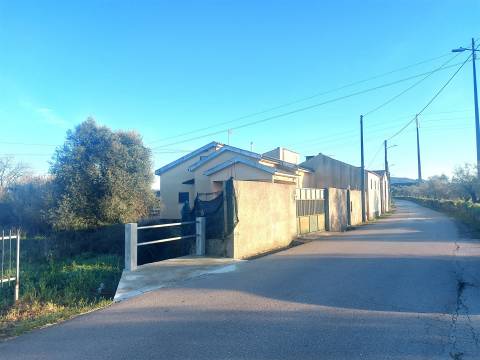 Venda Judicial de Moradia de rés-do-chão e 1.º andar com anexo e logradouro em Chão de Couce