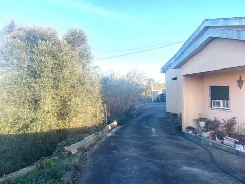 Venda Judicial de Moradia de rés-do-chão e 1.º andar com anexo e logradouro em Chão de Couce