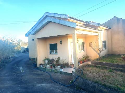 Venda Judicial de Moradia de rés-do-chão e 1.º andar com anexo e logradouro em Chão de Couce