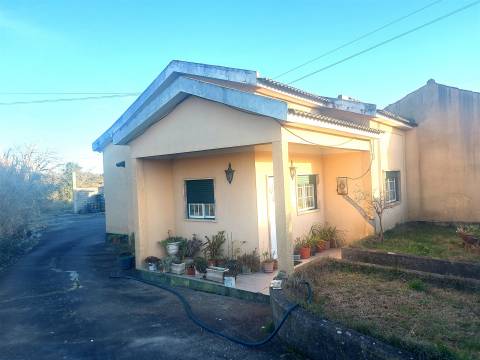 Venda Judicial de Moradia de rés-do-chão e 1.º andar com anexo e logradouro em Chão de Couce