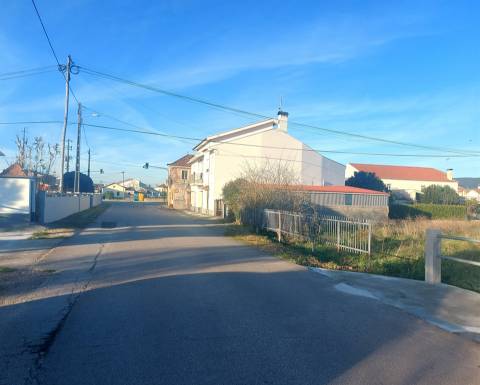 Venda Judicial de Moradia de rés-do-chão e 1.º andar com anexo e logradouro em Chão de Couce