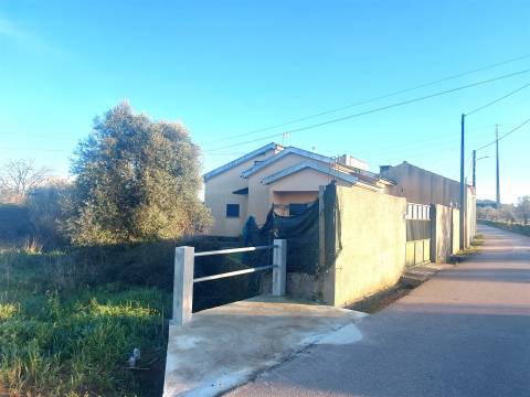 Venda Judicial de Moradia de rés-do-chão e 1.º andar com anexo e logradouro em Chão de Couce