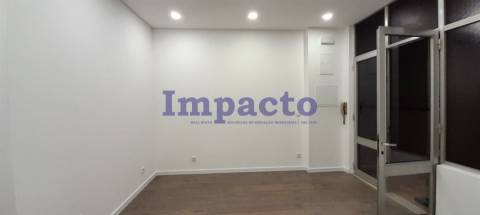 Loja para arrendar em São João da Madeira.