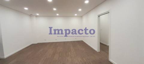 Loja para arrendar em São João da Madeira.